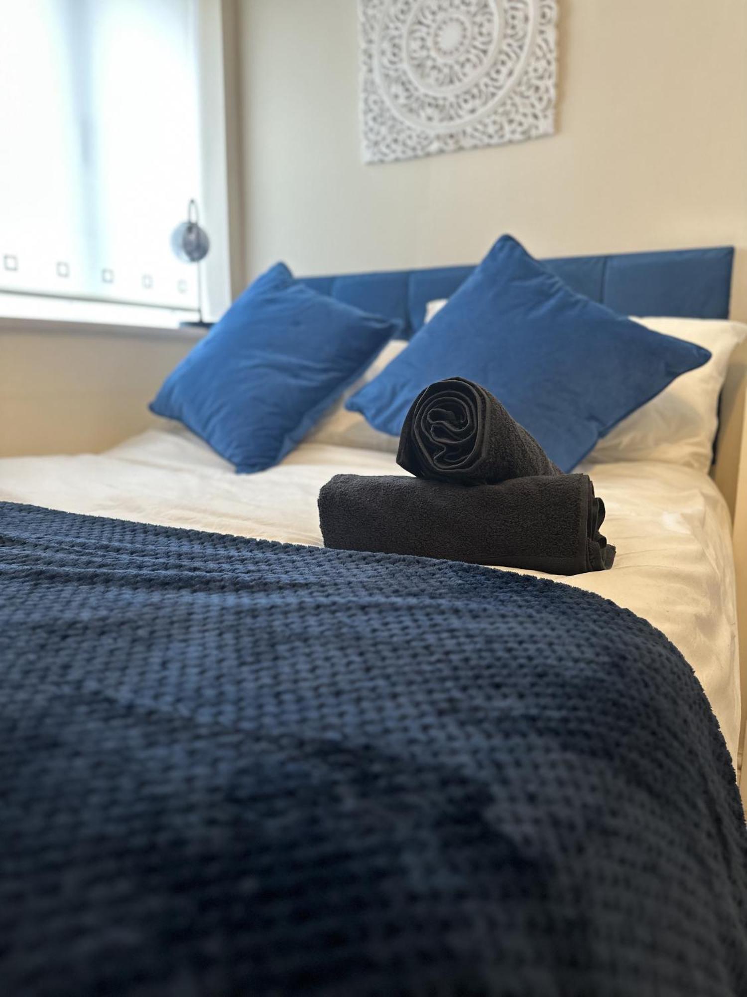 2 Bdr City Centre Apartment With Parking Cardiff Exterior foto